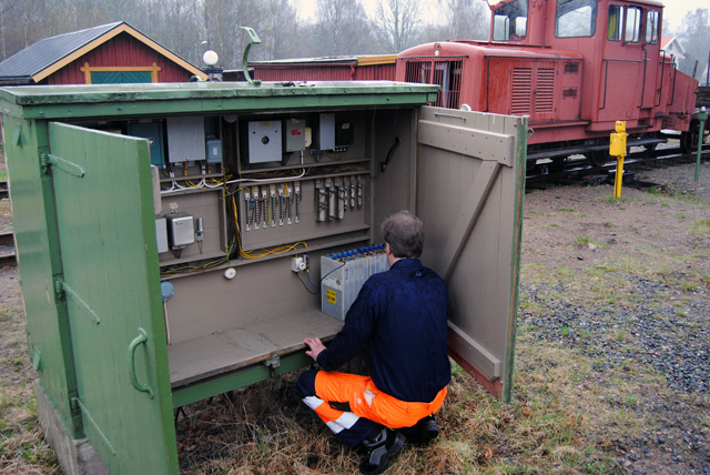 Översyn och genomgång av signalskåp och signalutrustning inför trafiksäsongen. Foto: Patrik Engberg